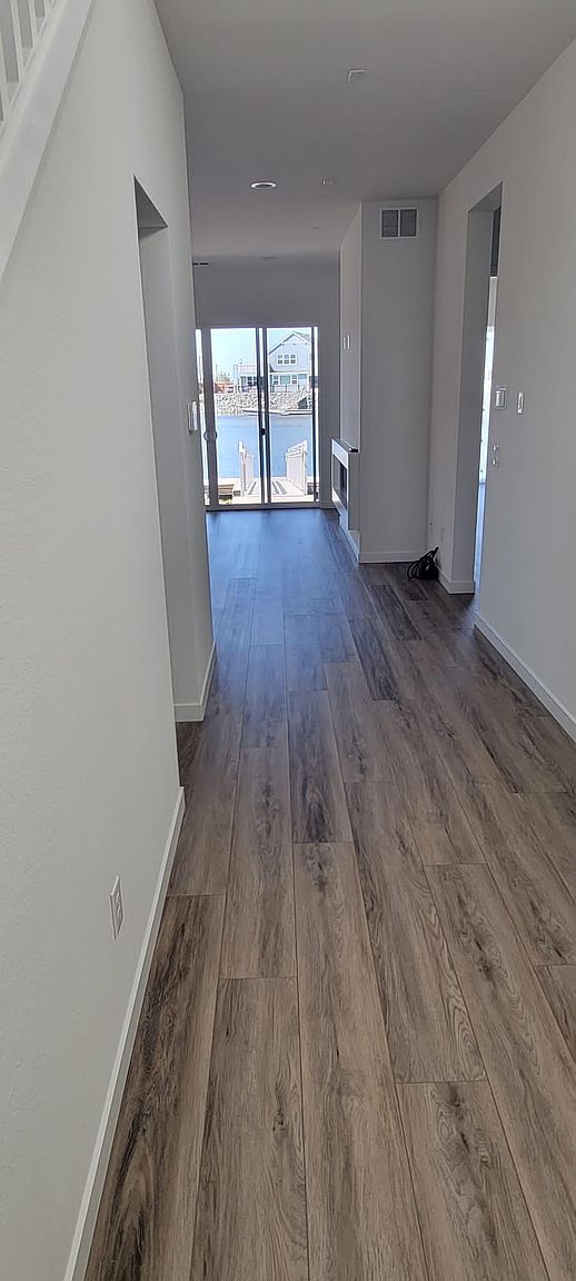 325 Navigators Pl photo 3