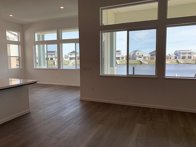 259 Waterside Pl photo 2