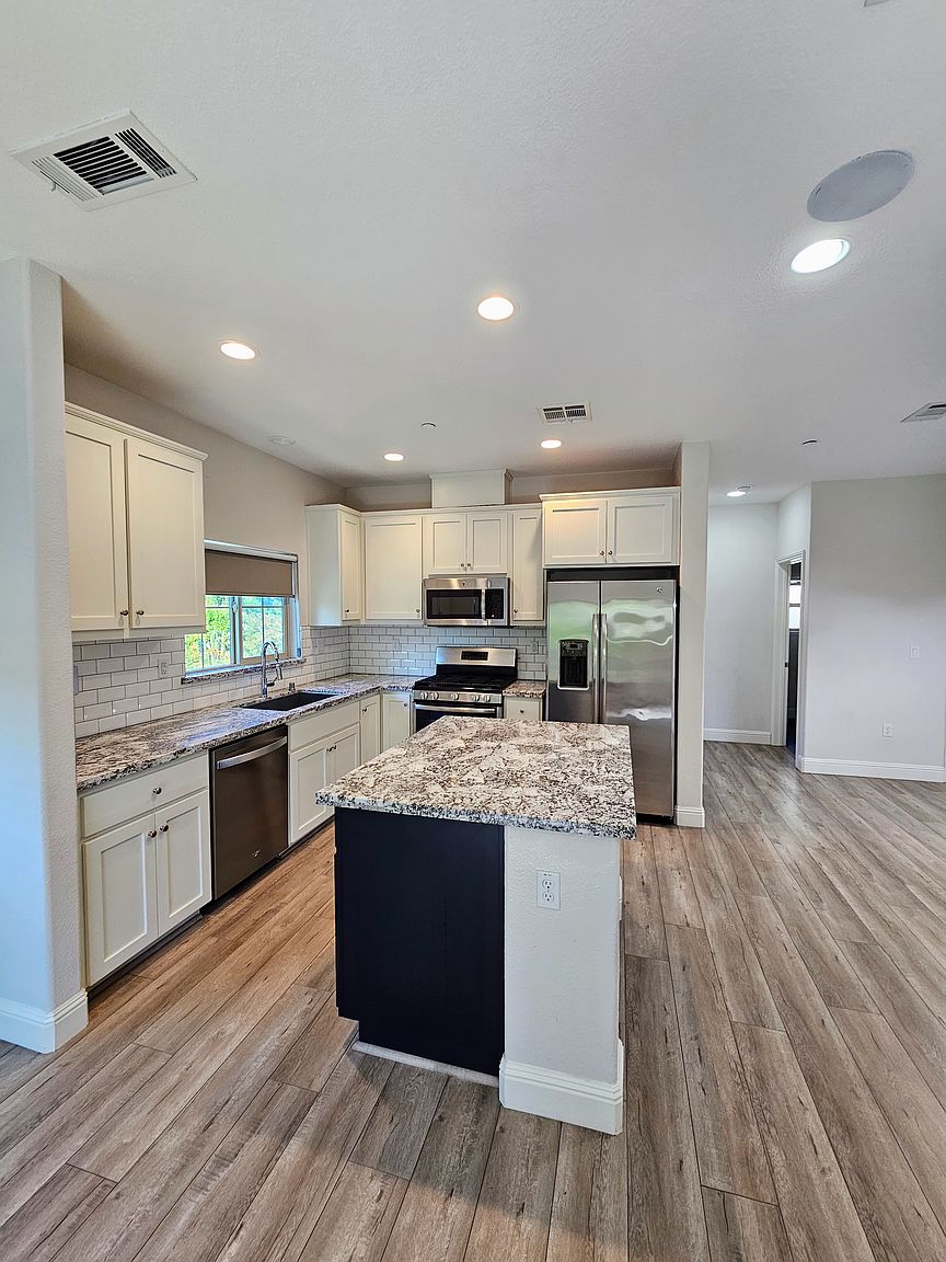 1250 Detroit Ave photo 2