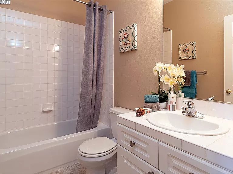 2210 Parnassus Ct photo 2