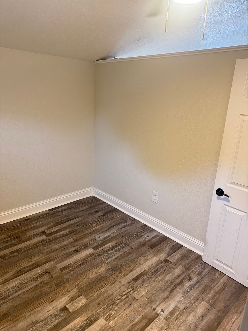 1360 C St photo 3