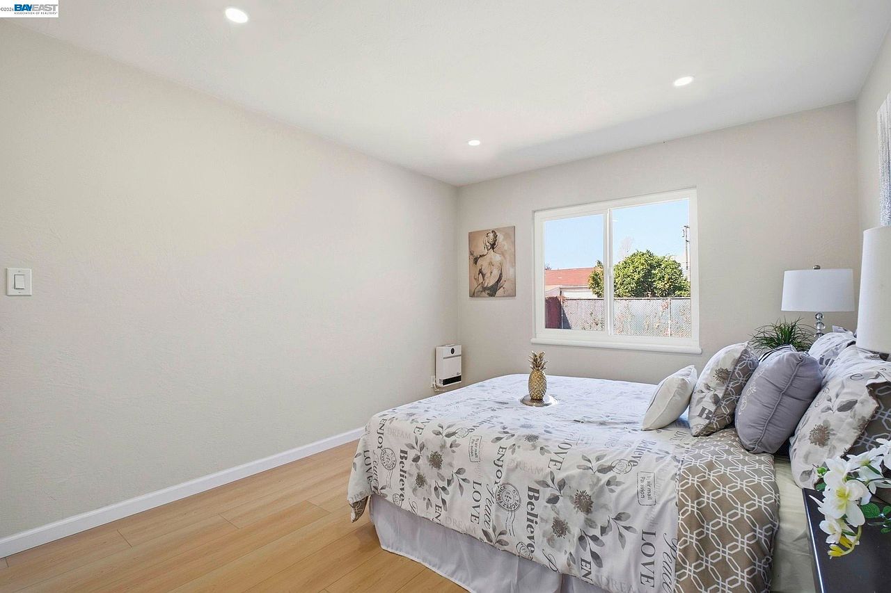 937 Neil Way photo 3