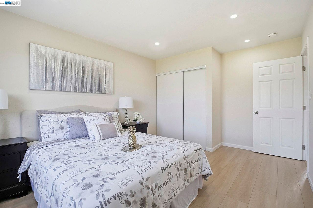 937 Neil Way photo 2