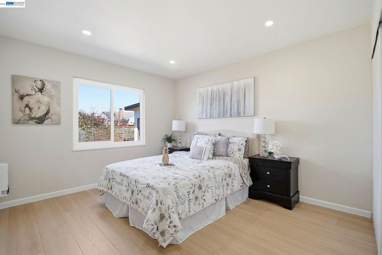 937 Neil Way photo 4