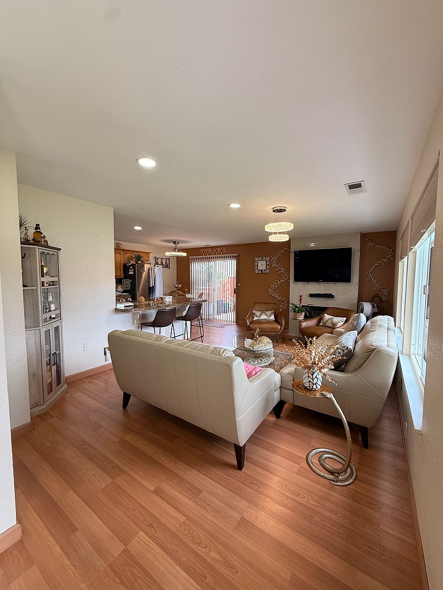 2189 Medallion Dr photo 4