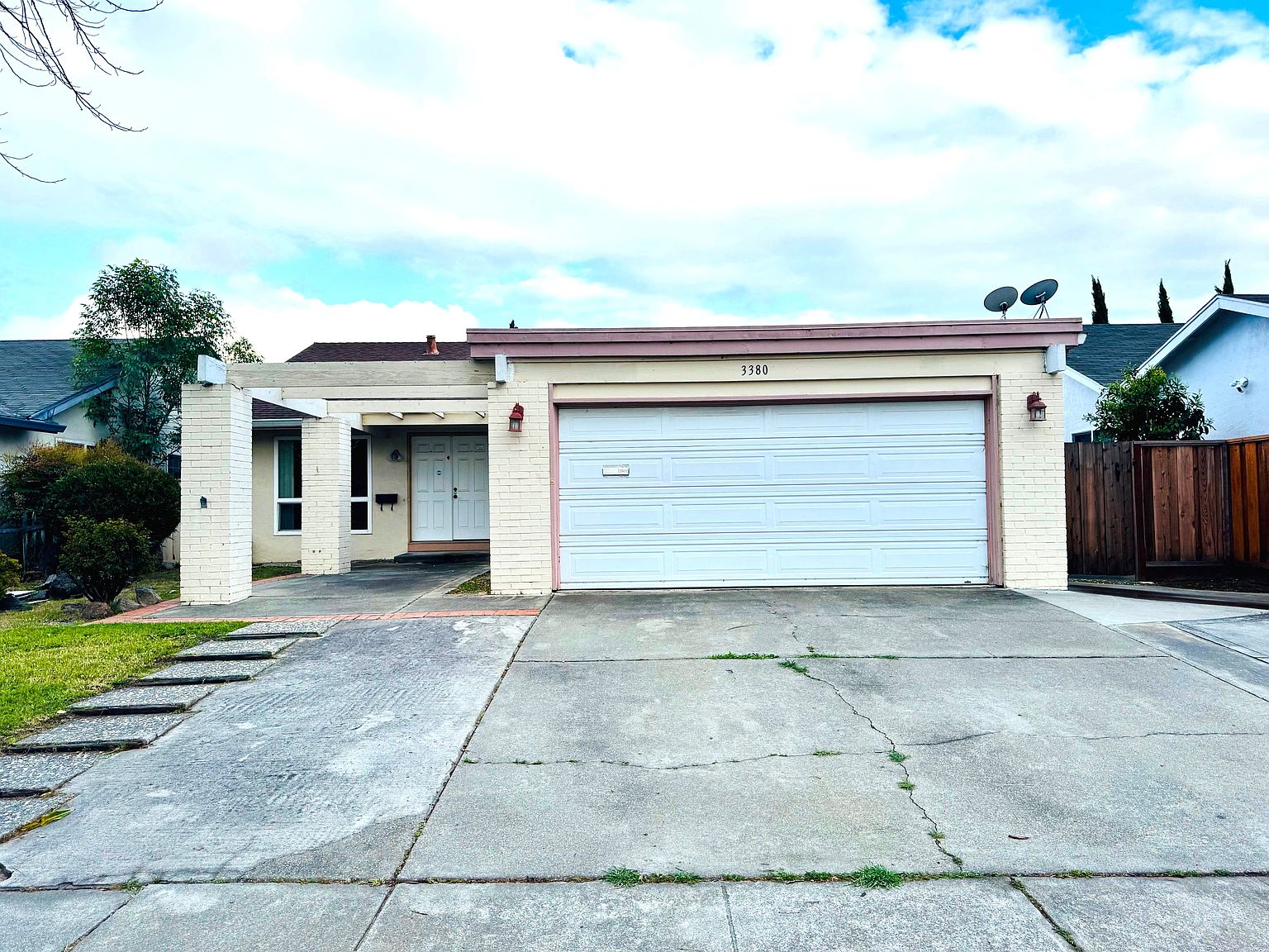 3380 Alder Ave photo 2
