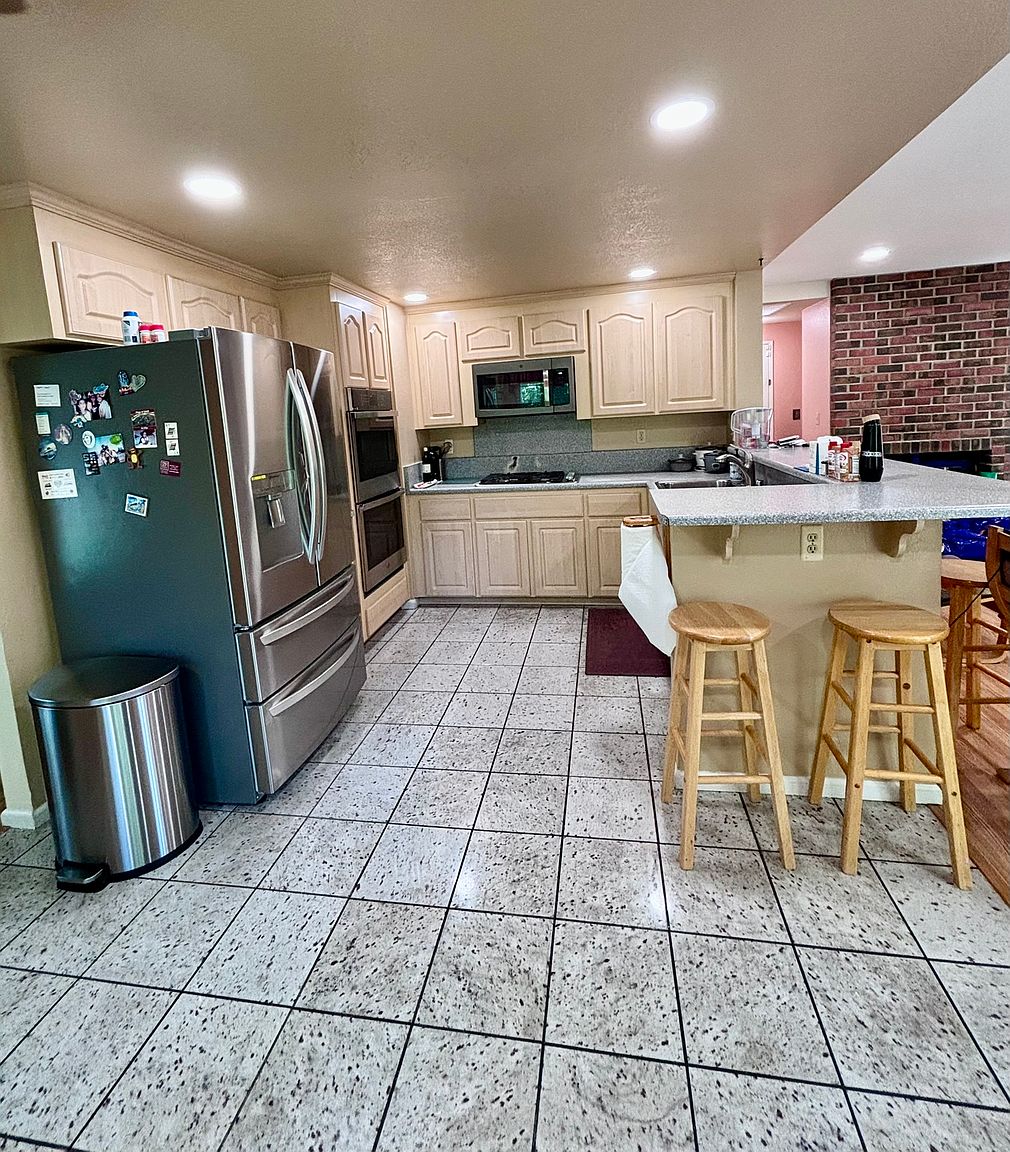 1084 Sunrise Dr photo 3