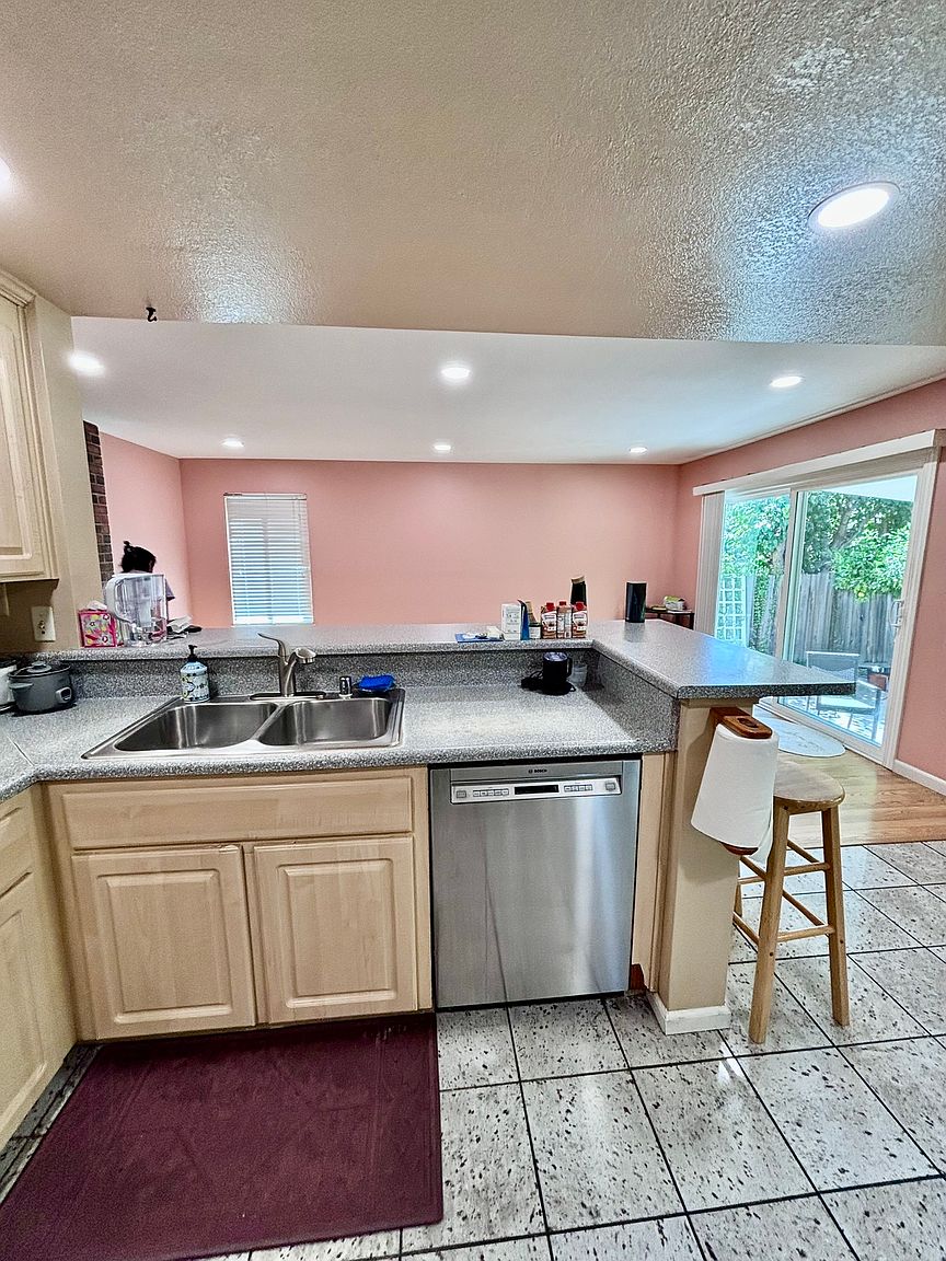 1084 Sunrise Dr photo 5