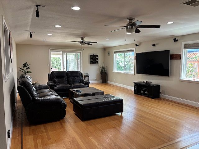 41796 Sherwood St photo 3