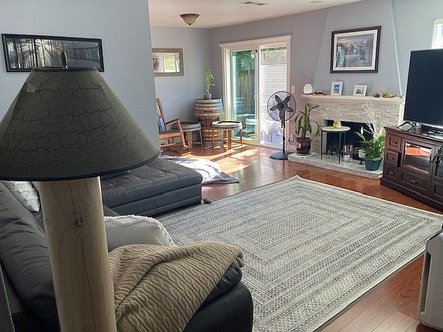 6840 Ione Way photo 2