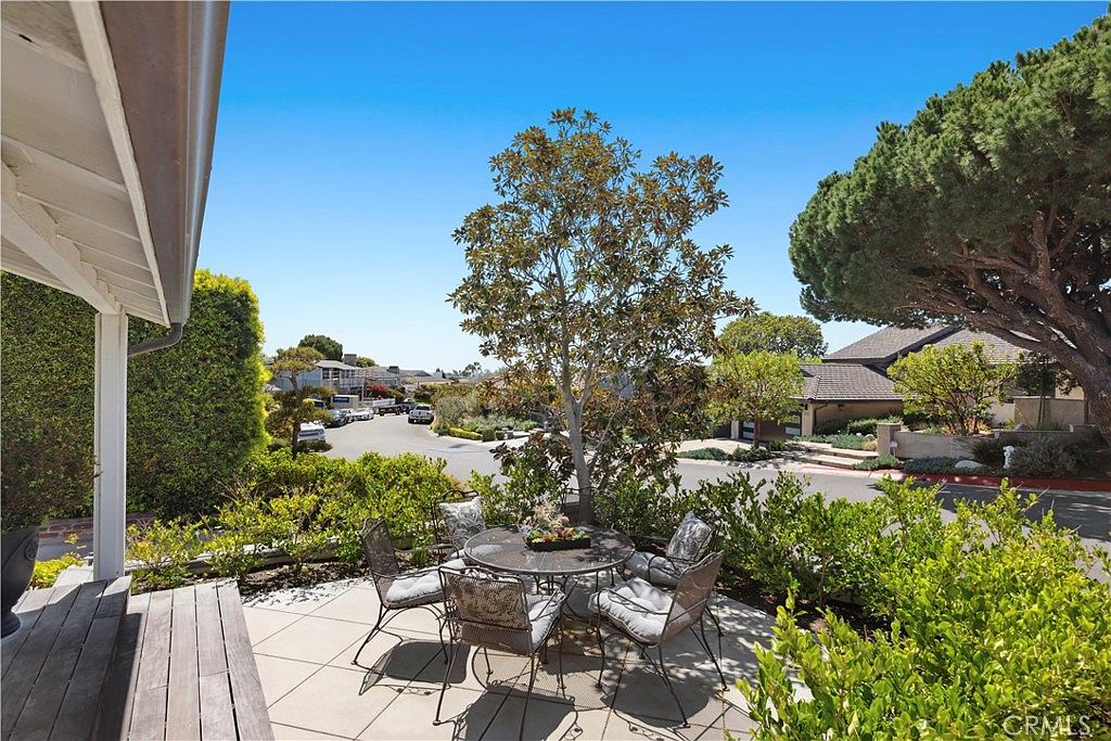 540 De Anza Dr photo 2