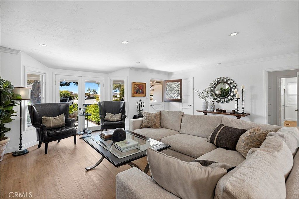 540 De Anza Dr photo 3