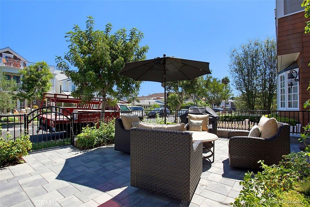441 Carnation Ave photo 2