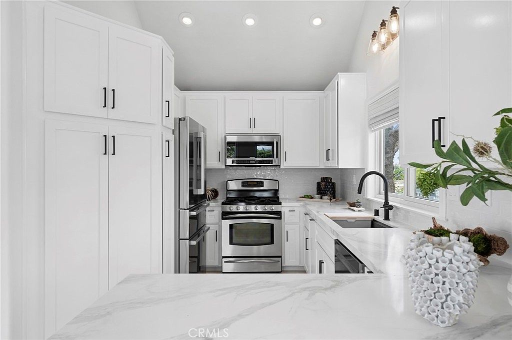 423 Poppy Ave photo 3