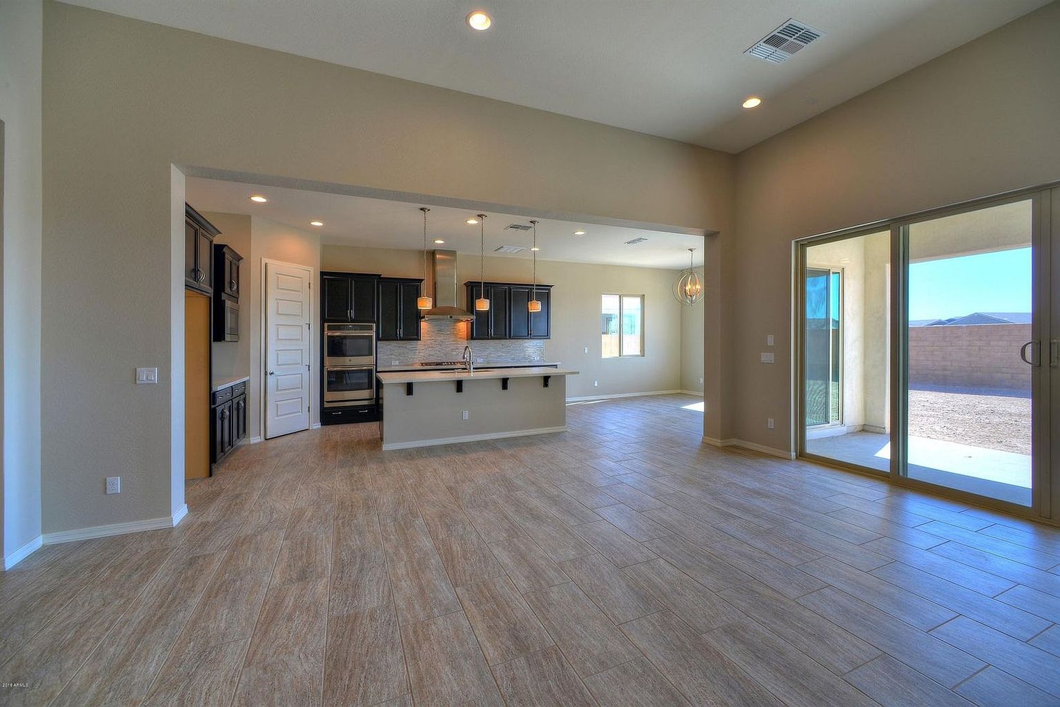 9409 W Daley Ln photo 3