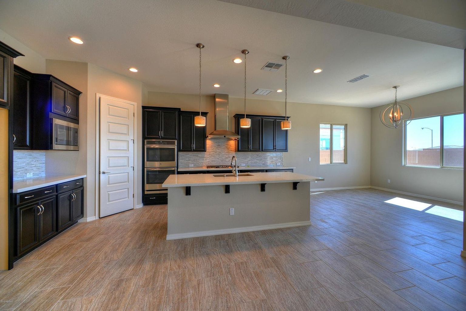 9409 W Daley Ln photo 4