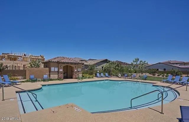 47 E Constitution Dr photo 4