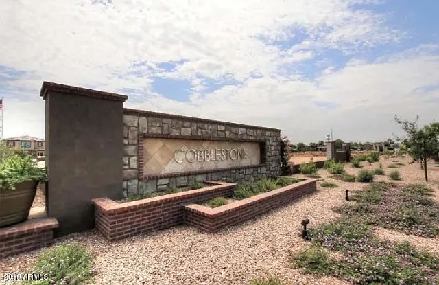 47 E Constitution Dr photo 2