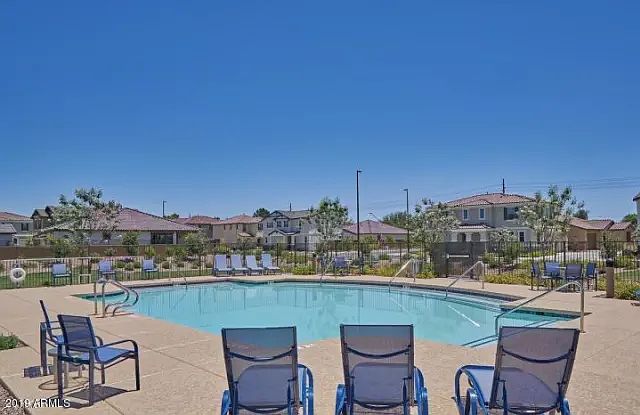 47 E Constitution Dr photo 5