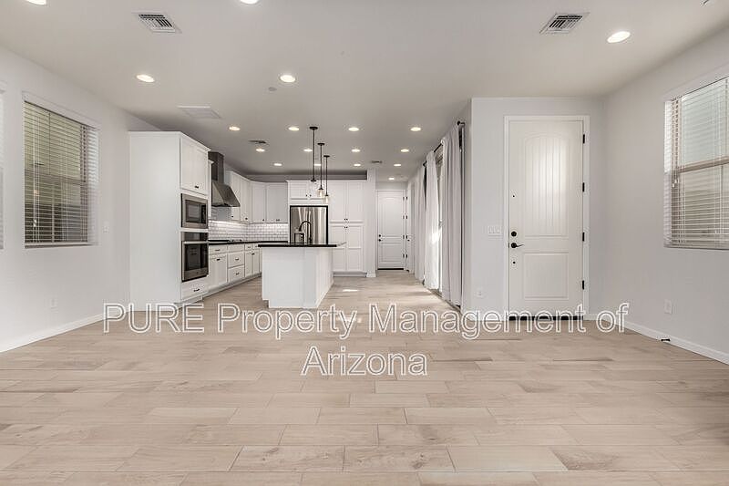 1827 S Follett Way photo 3