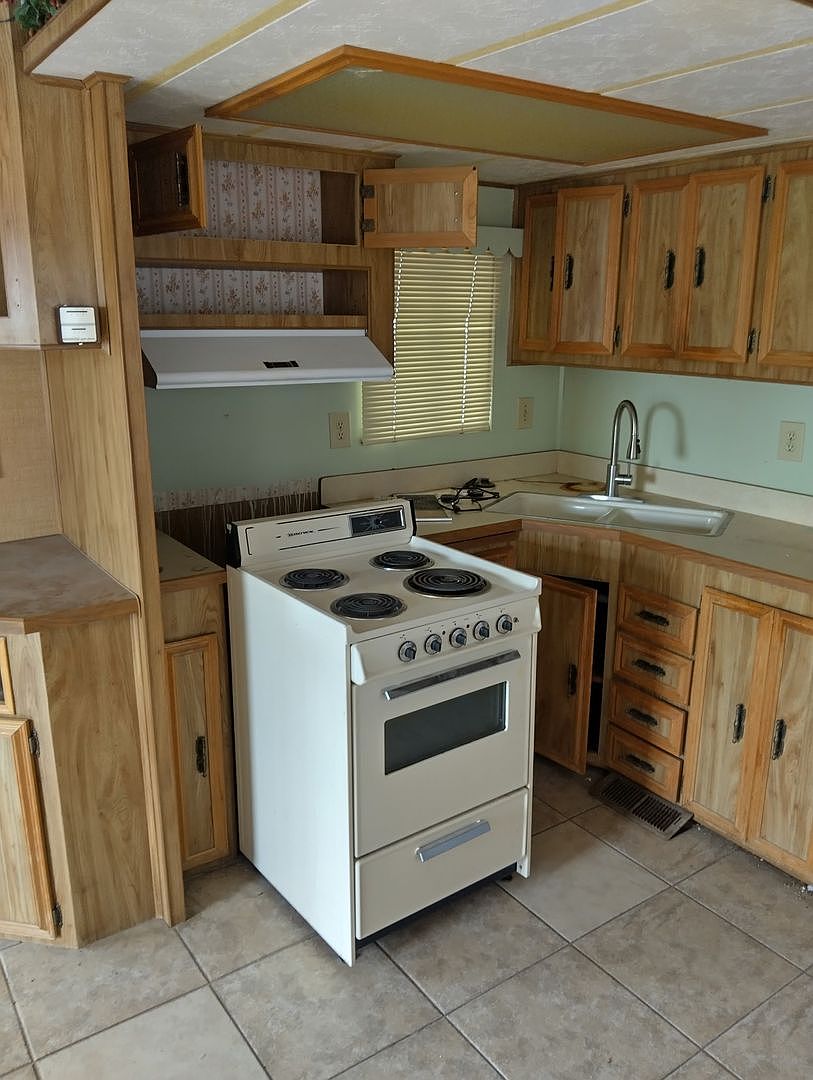 1334 W Hatcher Rd photo 5