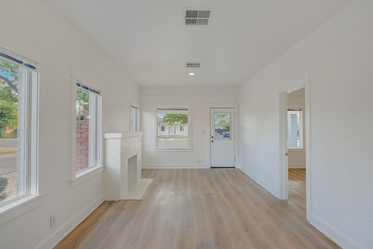1422 E Virginia Ave photo 4