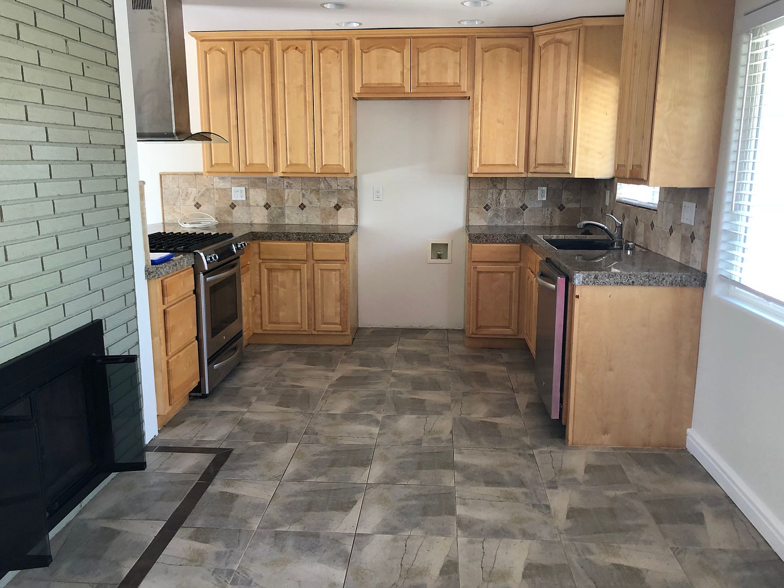 325 Kelly St photo 2