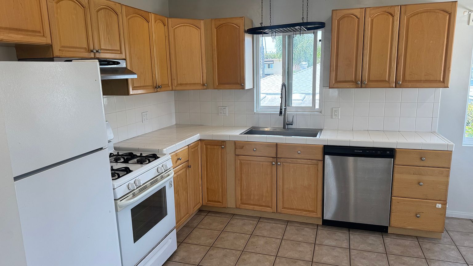 825-27 Tourmaline St photo 3