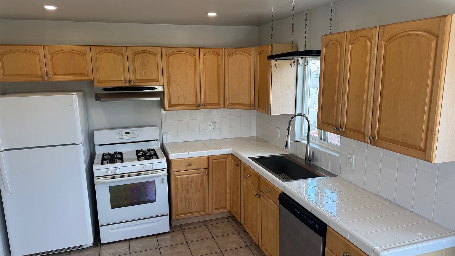 825-27 Tourmaline St photo 4