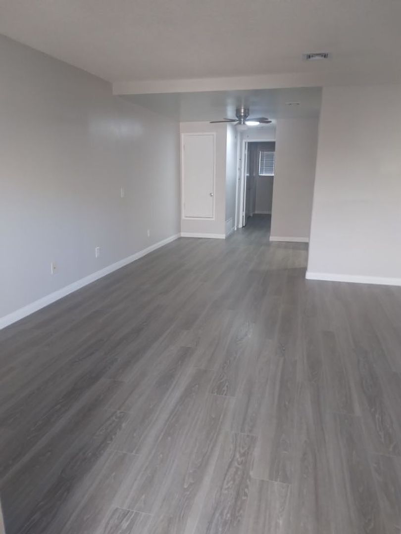 344 Compton St photo 2