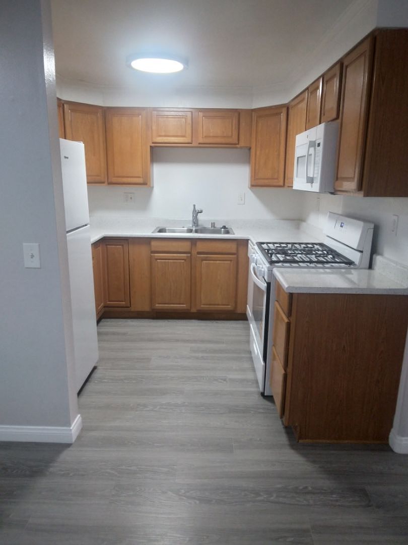 344 Compton St photo 3
