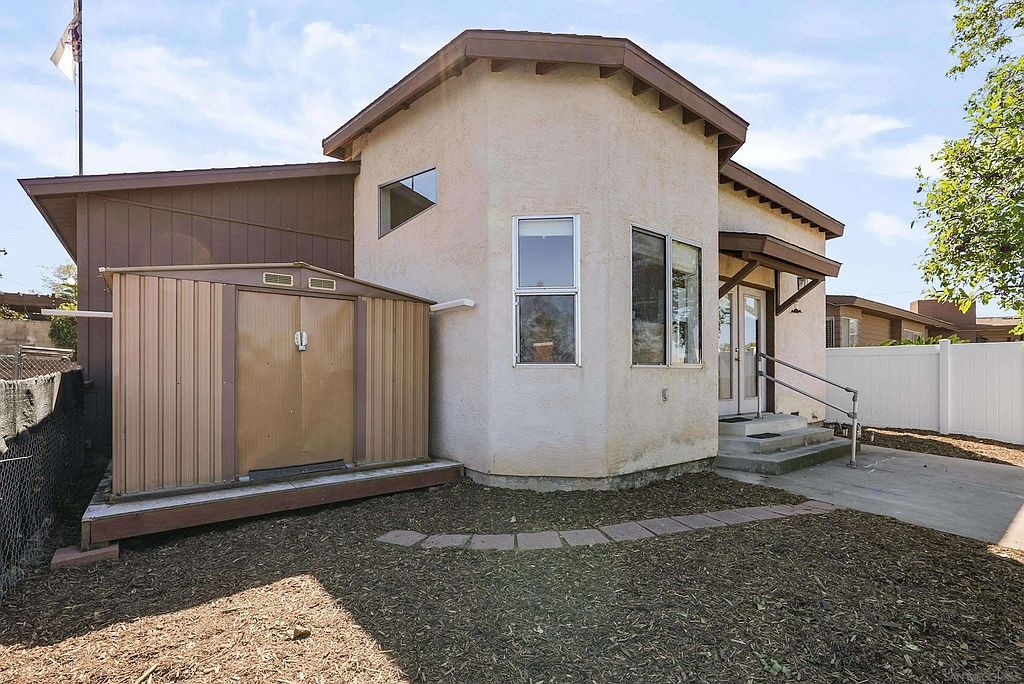 3237 S Bonita St photo 2