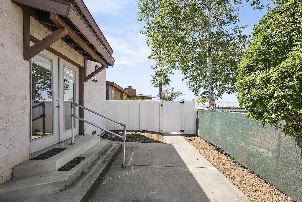 3237 S Bonita St photo 4