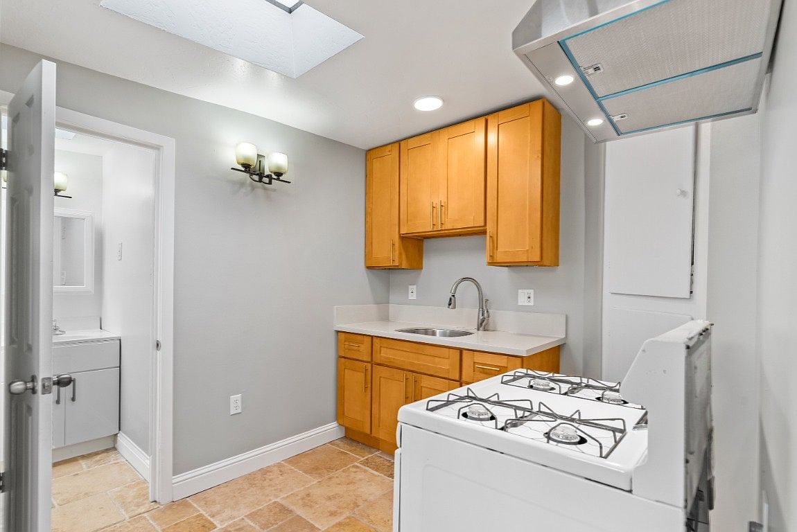 1235 Stanford Ave photo 4