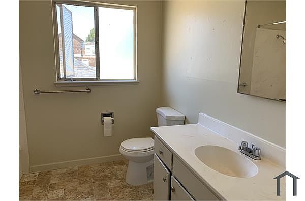 4060 Lyon Ave photo 2