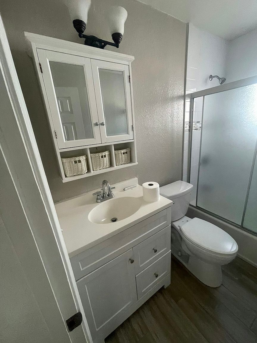 1081 Park Ave photo 3