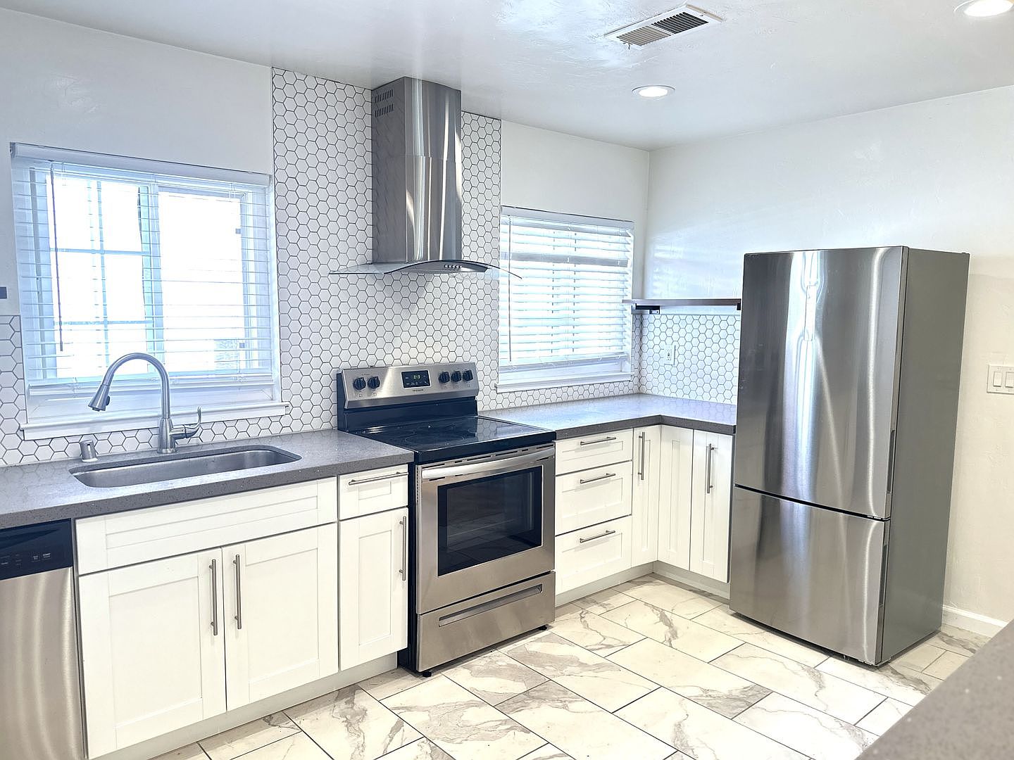 2125 Santa Clara Ave photo 5