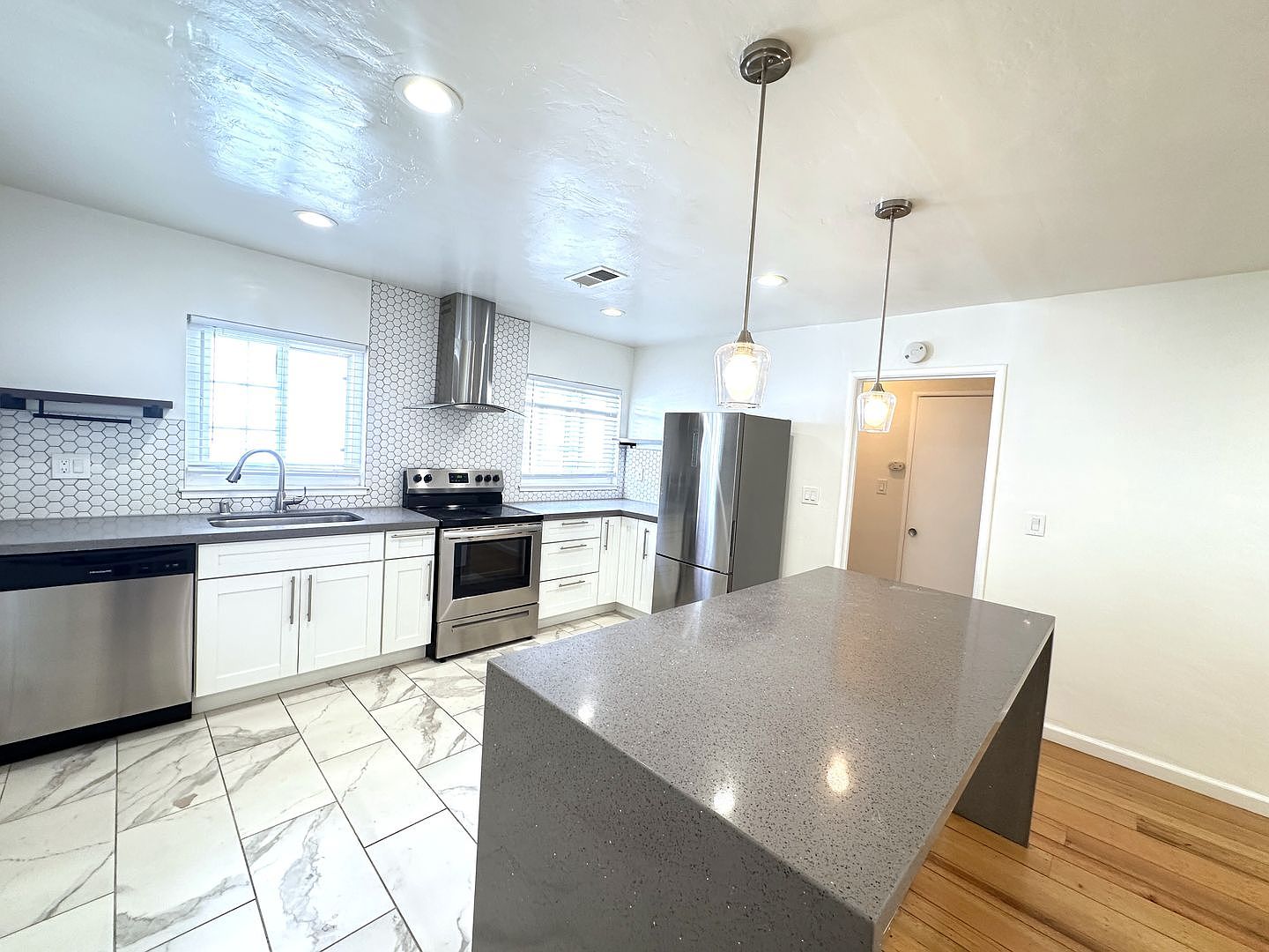 2125 Santa Clara Ave photo 3