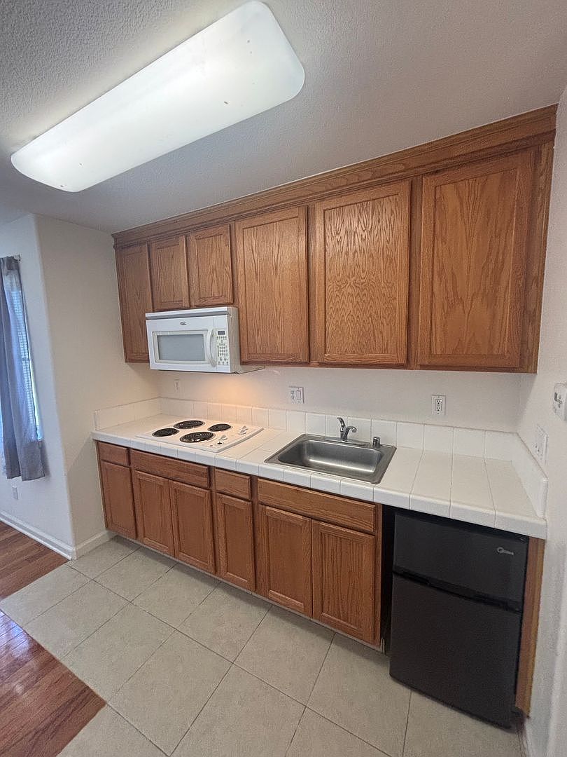 2221 Versailles St photo 5