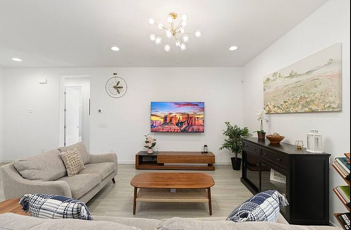 8926 W Rancho Dr photo 2