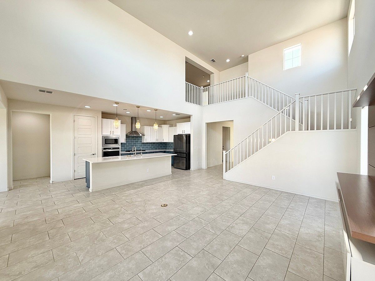 5709 N 88th Ln photo 3