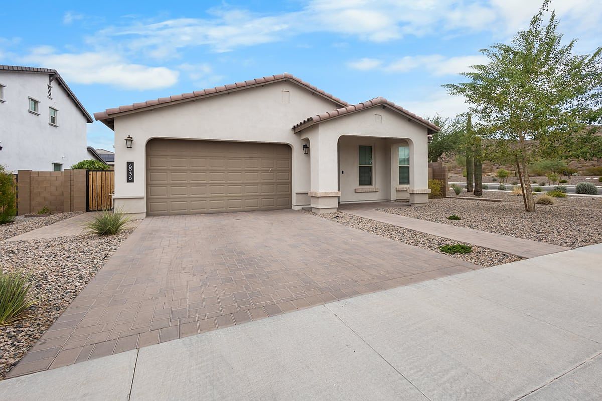 NEWER HOME IN ALORAVITA NORTH IN PEORIA photo 2