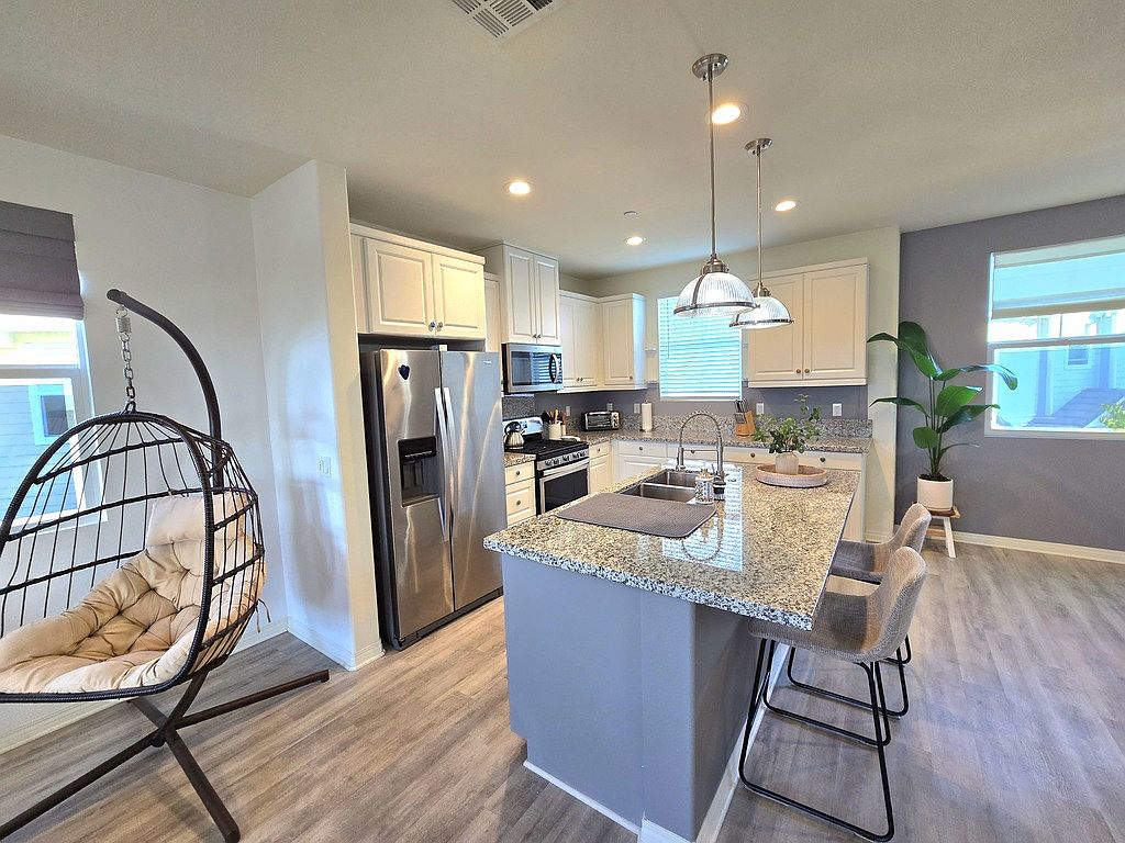 518 Lark Way photo 2