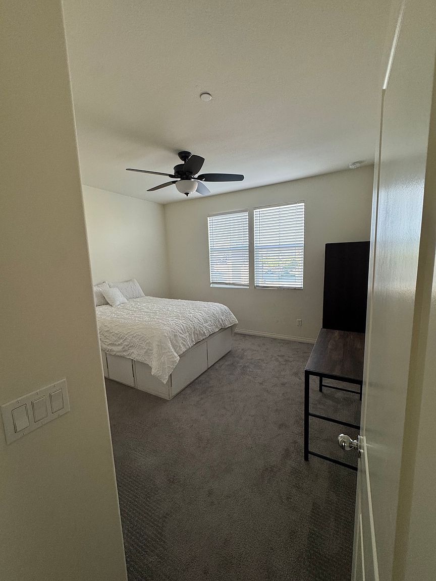 513 Pelican Ln photo 2