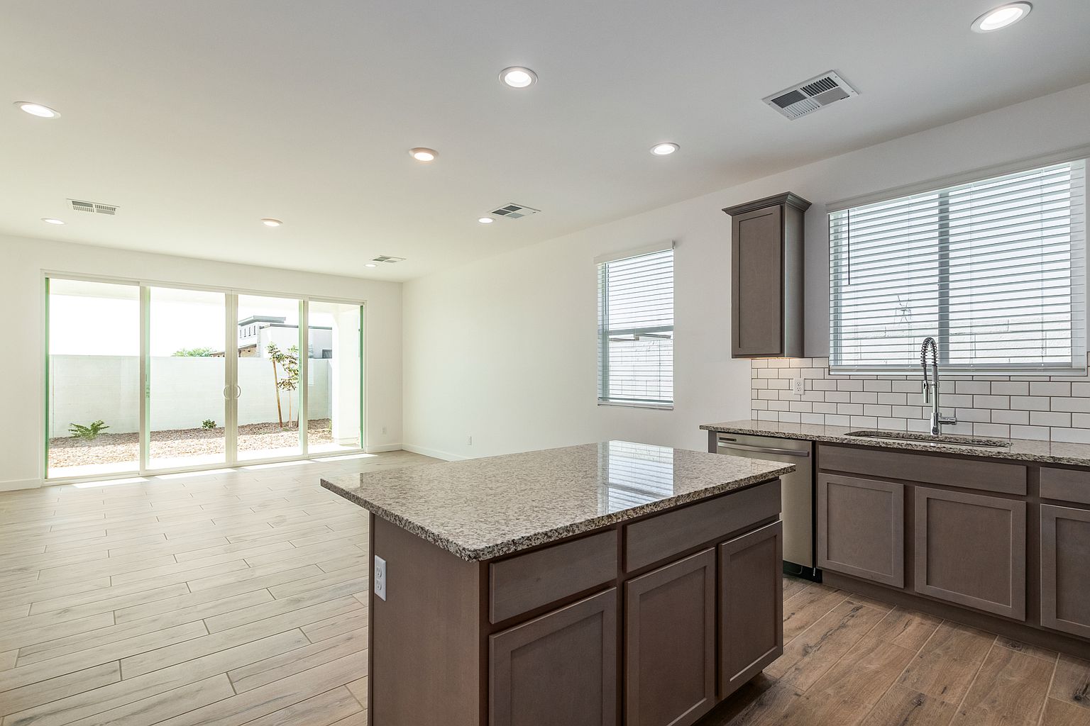 639 E Hazelnut Ln photo 4