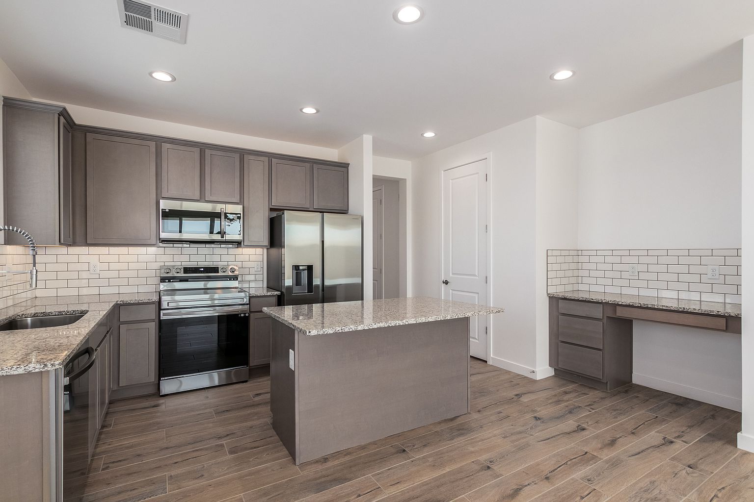 639 E Hazelnut Ln photo 3