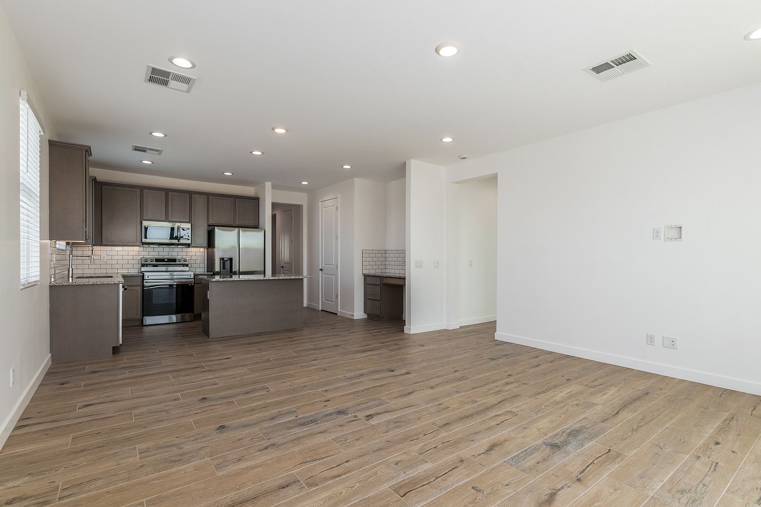 639 E Hazelnut Ln photo 5