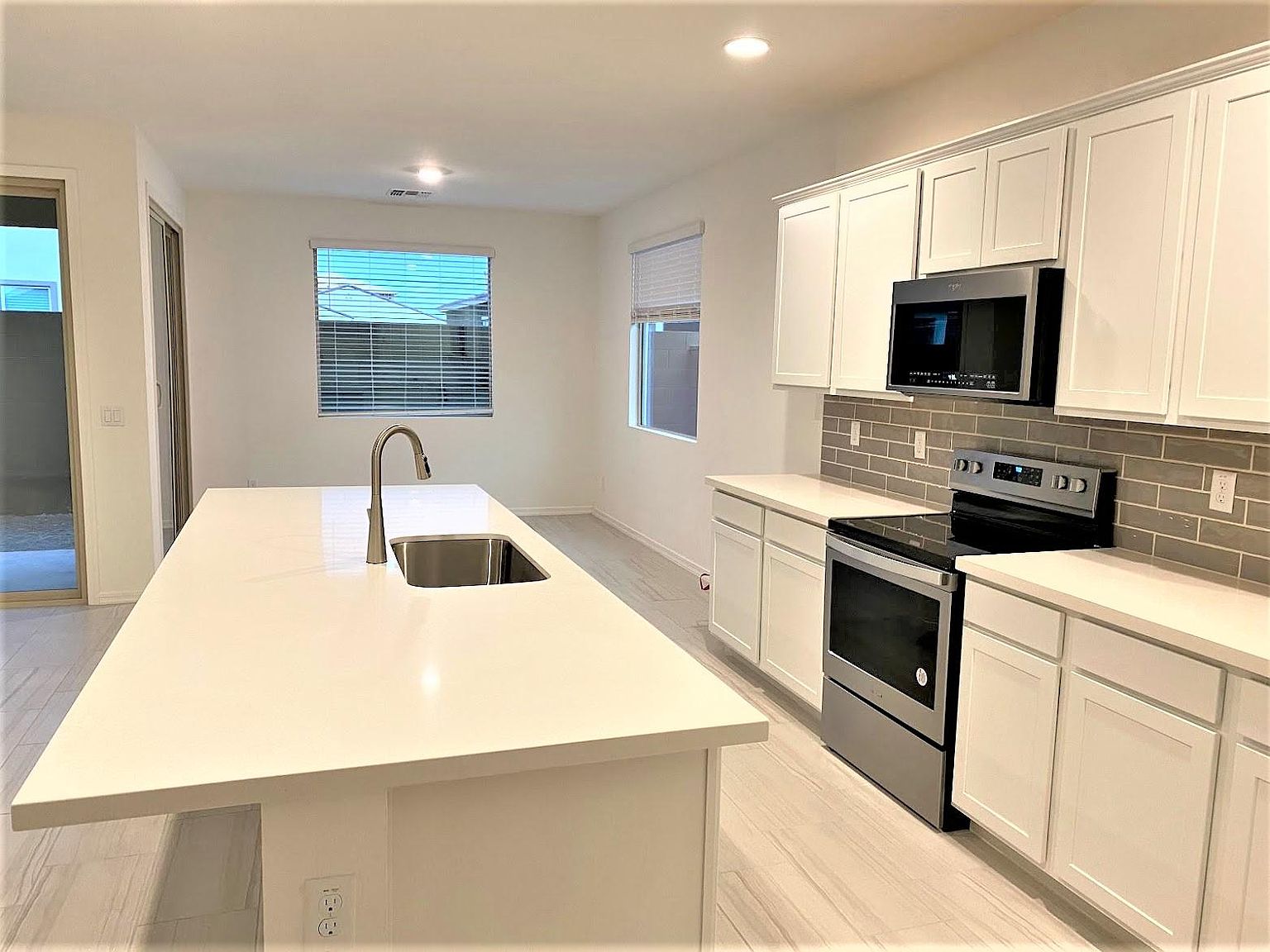 4747 S Carver photo 3