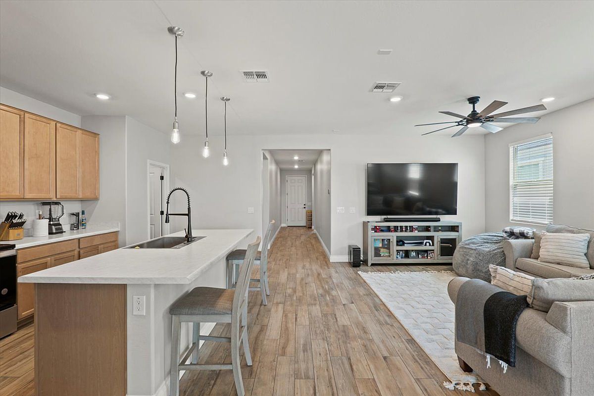 421 E Elm Ln photo 4