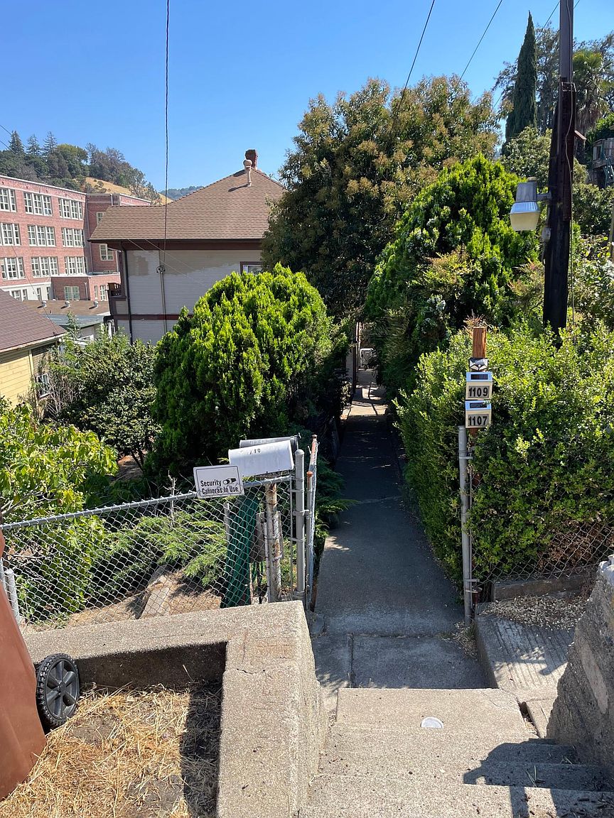 1105 Wanda St photo 2